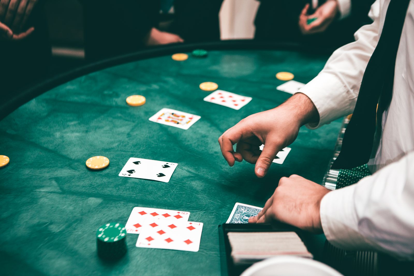 Bàn poker và trải nghiệm giải trí